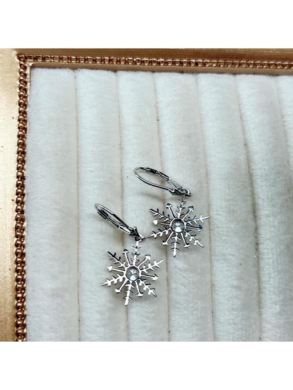 6535gc. Silvertone Christmas Snowflake Earrings